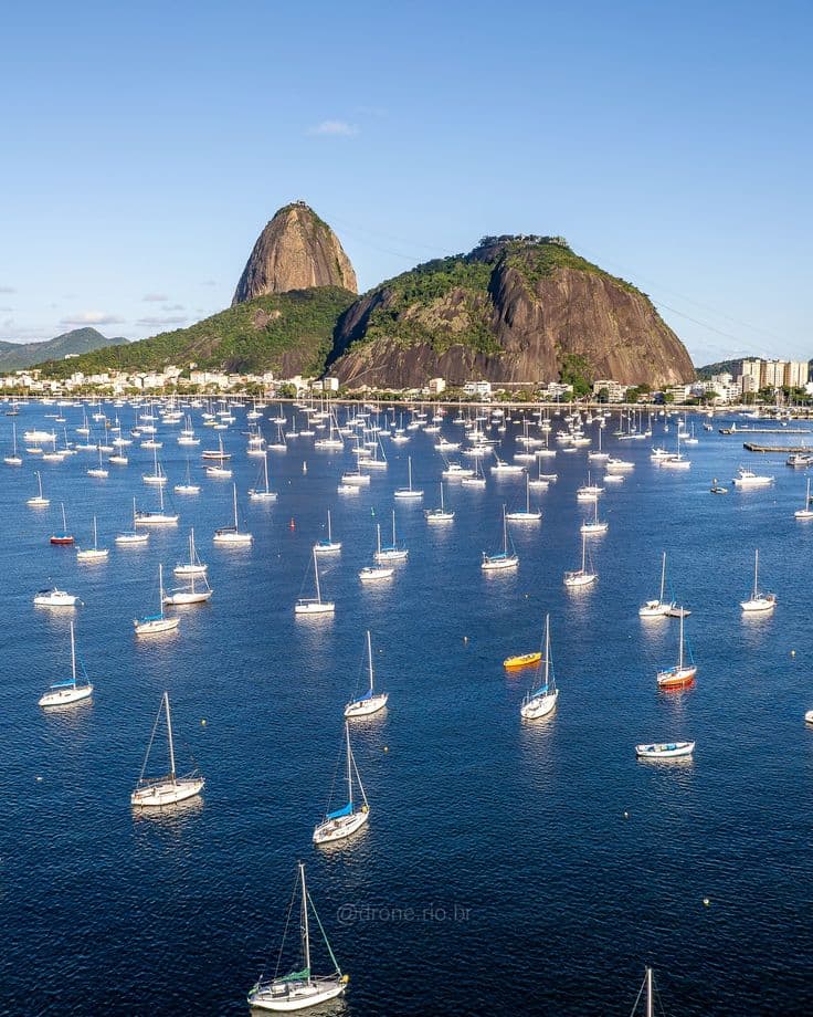Iate na Baía de Guanabara com o Cristo Redentor ao fundo